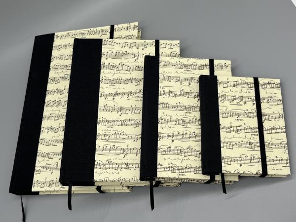 Partitur-Notizbücher im Größenvergleich – Kleinformat, 17x12cm und A5, handgebunden aus Mühltal