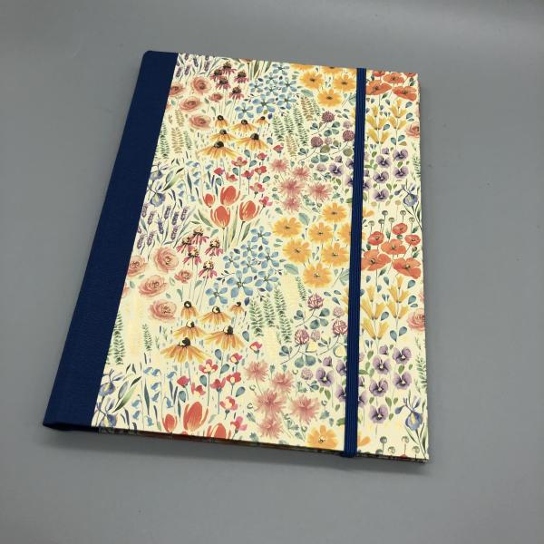 Notizheft im Steckbuch A5 Tiny Flowers – Vorderdeckel mit buntem Blumenmotiv und Golddruck