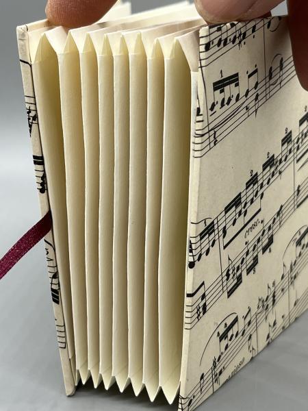 Buch Satinband handgebunden Notizen Steckfächer Seiten sammeln Musik Partitur Detail Taschen