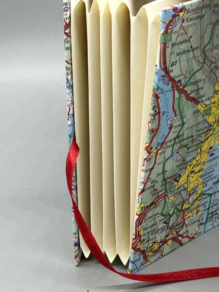 Buch Satinband handgebunden Notizen Steckfächer Seiten sammeln Reise Straßenkarte Detail Taschen