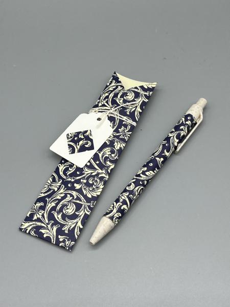 Geschenkpapier Muster Wirbel blau Anwendungsbeispiel Kugelschreiber Geschenkverpackung