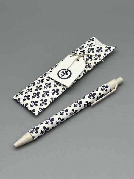 Geschenkpapier Muster Ornamente blau Anwendungsbeispiel Kugelschreiber Geschenkverpackung