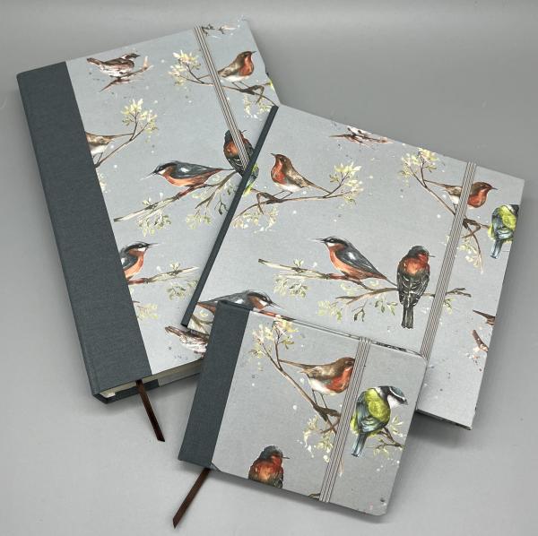 Geschenkpapier Anwendungsbeispiele grau Bücher