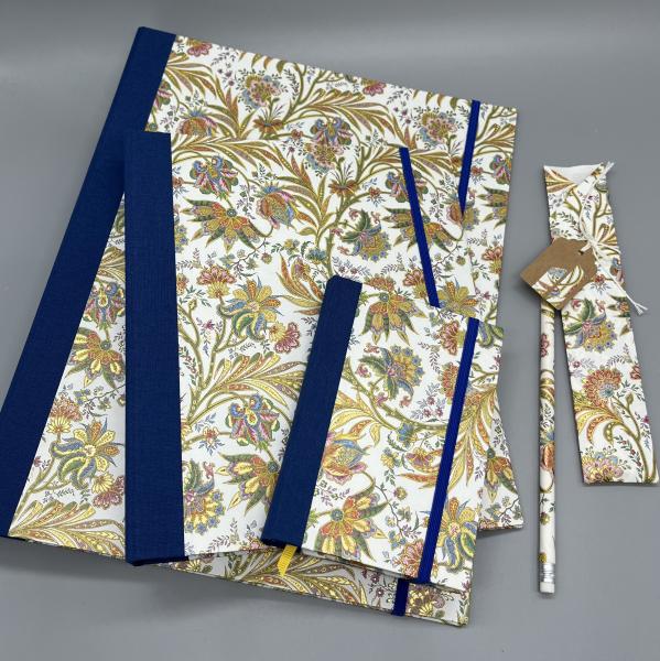 Bücher Anwendungsbeispiele Geschenkpapier Golddruck Kartos Florentiner Muster Ornamente bunt