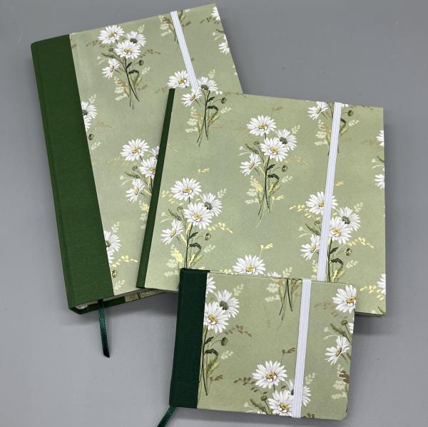 Bücher Anwendungsbeispiele Geschenkpapier Golddruck Kartos weiß Gänseblümchen